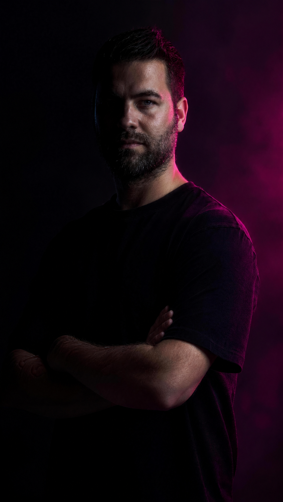 Tom Bensheim, Porträt mit verschränkten Armen und violettem Licht